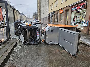 Kehrmaschine kollidiert mit Haltestelle: Verkehrsbehinderungen im N&uuml;rnberger S&uuml;den - Fahrer verletzt