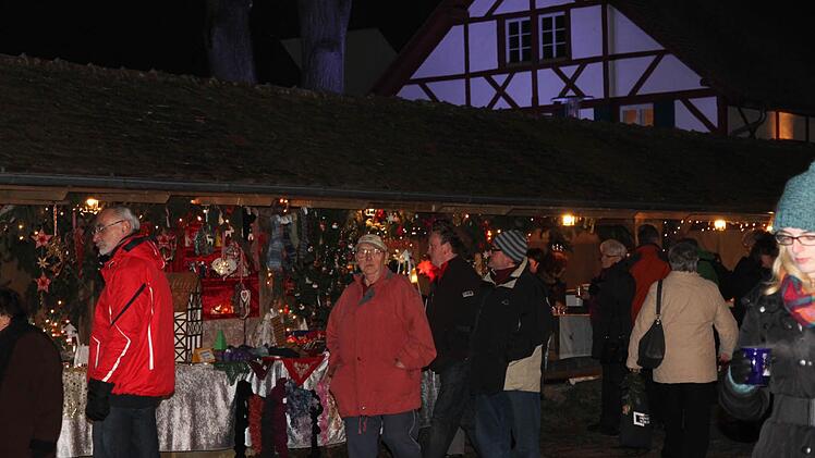 Adventsmarkt Eggolsheim: Mit Spezialleuchten wurde die Umgebung in Szene gesetzt. Foto: Mathias Erlwein