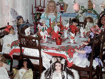 Auch die Puppen bekommen zu spüren, dass bald Weihnachten ist. Ihren Tisch haben Marion Gatzke und ihre Familie festlich hergerichtet. Fotos: Marina Zimmermann