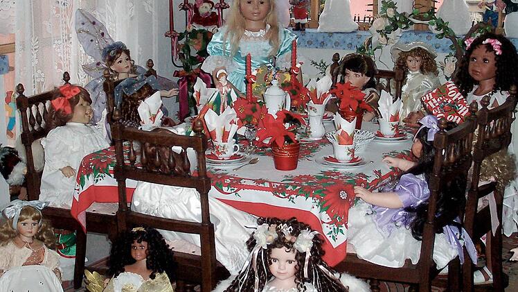 Auch die Puppen bekommen zu spüren, dass bald Weihnachten ist. Ihren Tisch haben Marion Gatzke und ihre Familie festlich hergerichtet. Fotos: Marina Zimmermann