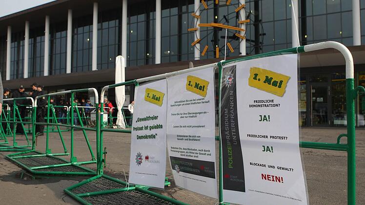 Hinweisplakat der Polizei. Mit einer bunten Demonstration und Kundgebung haben rund 1.250 Wuerzburger am Mittwoch (01.05.2013) gegen den geplanten Aufmarsch von Neonazis in ihrer Stadt demonstriert. Foto: News5 / Herse