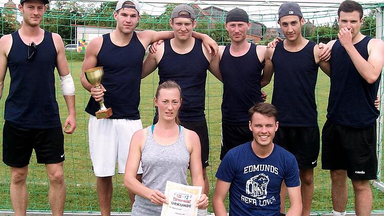 Das Siegerteam der Mainbernheimer Stadtmeisterschaft ´Außenseiter´ mit Pokal, Urkunde und Sektflasche. Foto: Marina Zimmermann