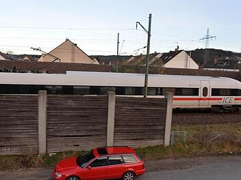 In unmittelbarer Nähe zur Jean-Paul-Straße fahren täglich über 200 Züge vorbei. Nach dem vierspurigen Ausbau der Strecke werden es weit über 400 Züge sein. Foto: Ronald Rinklef