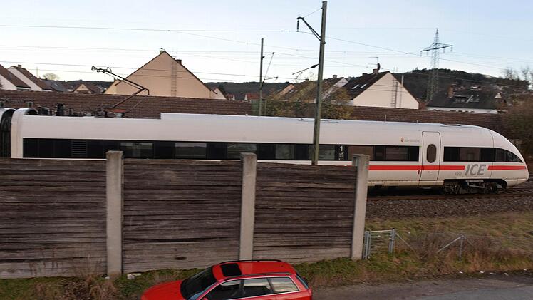 In unmittelbarer Nähe zur Jean-Paul-Straße fahren täglich über 200 Züge vorbei. Nach dem vierspurigen Ausbau der Strecke werden es weit über 400 Züge sein. Foto: Ronald Rinklef