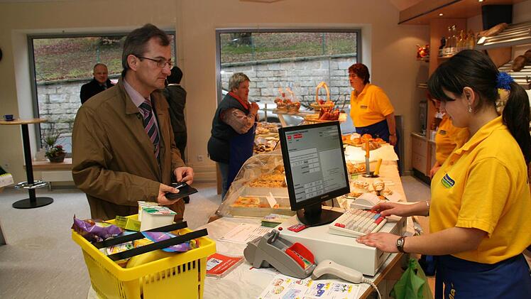 23. März 2010: Auch Sparkassendirektor Harry Weiß nutzte die Gelegenheit und verband seinen Besuch in Grafengehaig mit einem Einkauf. Foto: Archiv