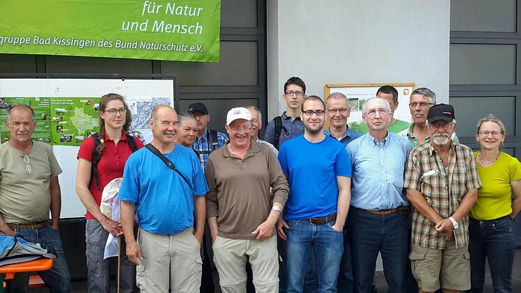 Erfassung der Artenvielfalt im Staatsbad Bad Brückenau: Rund 20 Experten und solche, die es werden wollen, machten sich auf den Weg durch Wald und Flur. Foto: Rolf Pralle