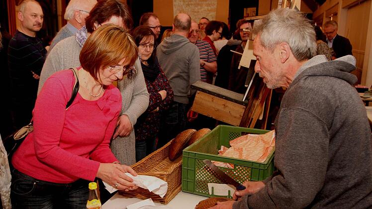 Viel Betrieb herrschte bei der Jahresversammlung des Kreisverbands für für Gartenbau und Landespflege Haßberge in Eltmann: An Ständen gab es Produkte von hier und auch Samenmischungen. Fotos: Günther Geiling