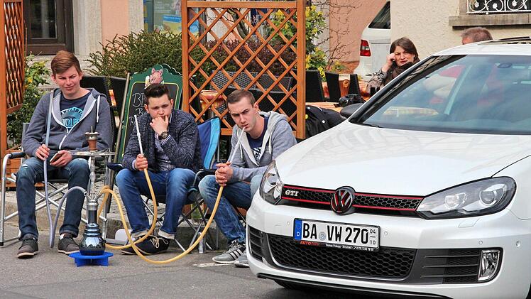 Ihre Shisha-Pfeife rauchten diese GTI-Fans ganz gemütlich auf dem Marktplatz. Foto: Dieter Britz
