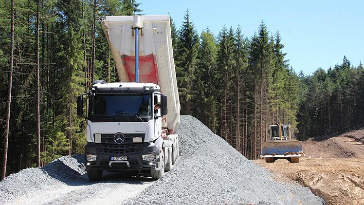 Am Fundament des fünften Windrads wird noch gebaut.  Foto: Friedwald Schedel