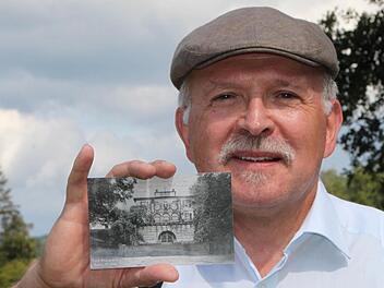 Anton Kiefer vom Geschichtskreis der Stadt Bad Brückenau hat sich in die Geschichte der Wittelsbacher eingearbeitet. Vor allem das Staatsbad verdankt dem deutschen Adelshaus sehr viel. Die historische Postkarte zeigt das Bellevue. Foto: Ulrike Müller