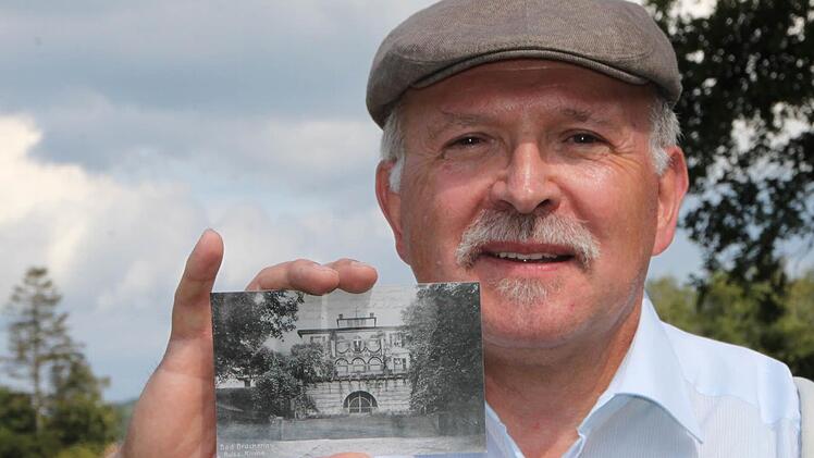 Anton Kiefer vom Geschichtskreis der Stadt Bad Brückenau hat sich in die Geschichte der Wittelsbacher eingearbeitet. Vor allem das Staatsbad verdankt dem deutschen Adelshaus sehr viel. Die historische Postkarte zeigt das Bellevue. Foto: Ulrike Müller