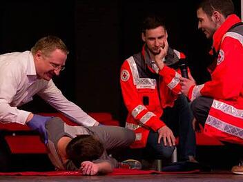 Ehrenamtlich sind auch die Helfer des Bayerischen Rotes Kreuzes tätig. Stellvertretender Schulleiter Martin Pöhner )links) musste dort seine Erste-Hilfe-Kenntnisse unter Beweis stellen (Bild oben).  Foto: Jule Müller