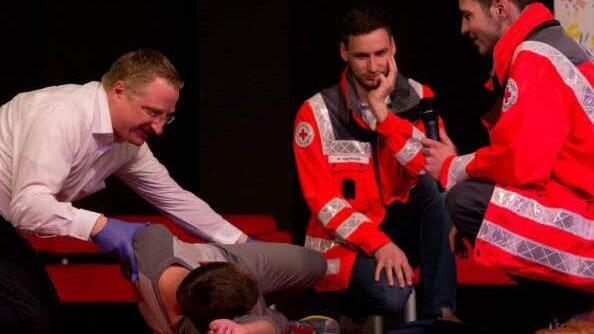 Ehrenamtlich sind auch die Helfer des Bayerischen Rotes Kreuzes tätig. Stellvertretender Schulleiter Martin Pöhner )links) musste dort seine Erste-Hilfe-Kenntnisse unter Beweis stellen (Bild oben).  Foto: Jule Müller