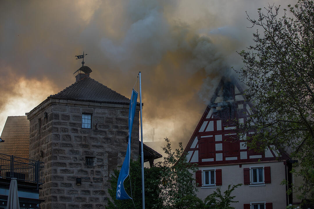 Historische Fachwerkhäuser in Spalt brennen aus - mehrere Verletzte