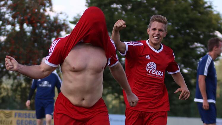 Die Entscheidung zugunsten des TSV Hemhofen:  Mario Hofmann trifft wuchtig zum 5:3-Endstand gegen den SV Poxdorf und stellt anschlie&szlig;end seinen K&ouml;rper zur Schau.Matthias Hofmann