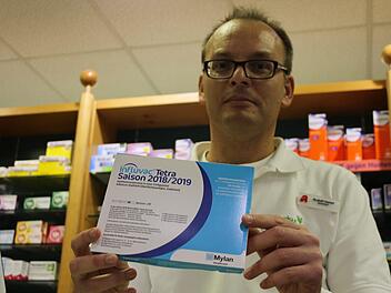 Apotheker Rudolf Harrer aus der Paracelsus-Apotheke in H&ouml;chstadt hat noch Grippeimpfungen auf Lager. Nachbestellungen sind aber aktuell ein Problem und nur sehr sporadisch m&ouml;glich. Foto: Jann Weckel