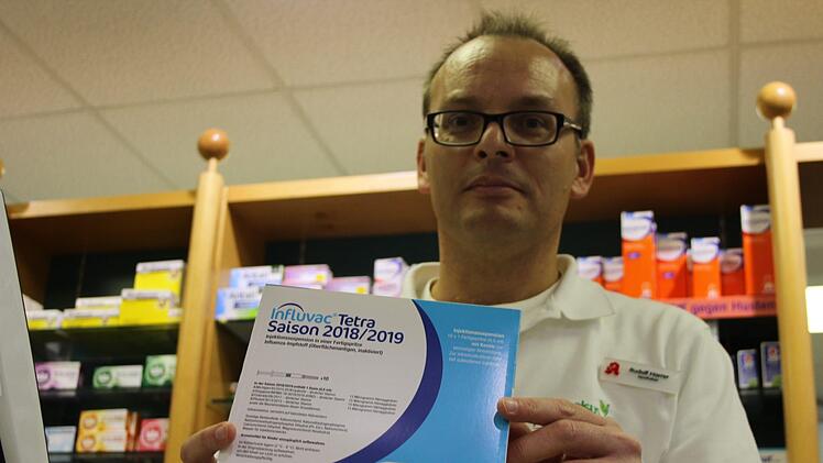 Apotheker Rudolf Harrer aus der Paracelsus-Apotheke in H&ouml;chstadt hat noch Grippeimpfungen auf Lager. Nachbestellungen sind aber aktuell ein Problem und nur sehr sporadisch m&ouml;glich. Foto: Jann Weckel
