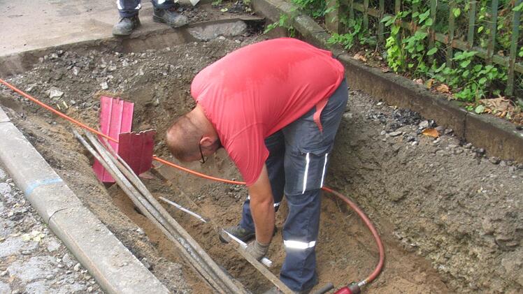 Techniker reparieren eine Leitung in Sulzthal. Foto: Hilmar Ruppert