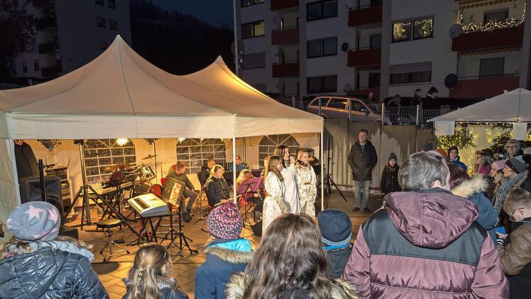 Auf dem Weihnachtsmarkt der Realschule  Foto: Oliver Eichhorn