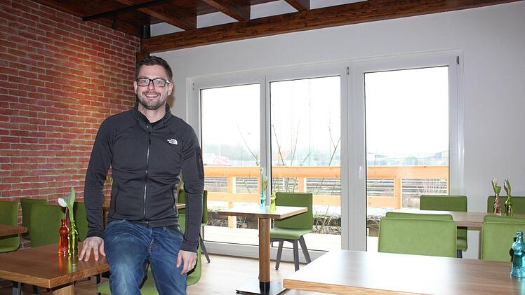 Stefan Büttner (Mit-Inhaber der Sportpraxis Faulstich) im neuen Bistro "Fitness-Küche".Popp