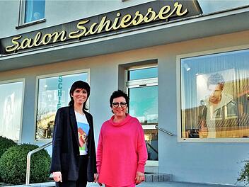 Friseurmeisterin Constanze Schießer (links) übernimmt ab Januar den Garitzer Traditionssalon von Mutter Christiane. Foto: Sigismund von Dobschütz