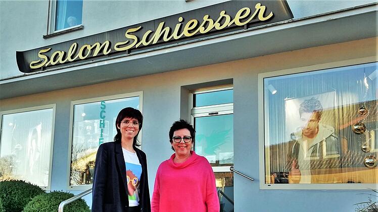 Friseurmeisterin Constanze Schießer (links) übernimmt ab Januar den Garitzer Traditionssalon von Mutter Christiane. Foto: Sigismund von Dobschütz