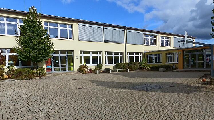 In seinem Vortrag erinnerte Bürgermeister Nico Rogge auch an die Sanierung des Schuldaches.