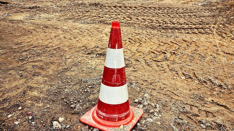 Zapfendorf: Umgefallene Leitkegel dürfen nicht aufgehoben werden - Feuerwehr erklärt warum