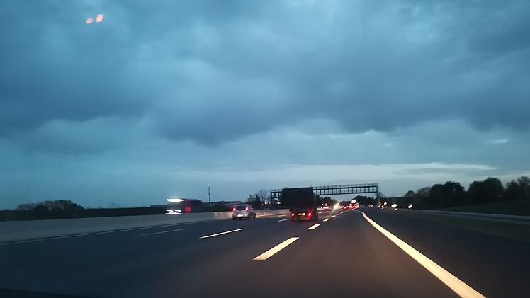 Autobahn nachts, Dunkelheit, Dämmerung, Sperrung, Umleitung, Bauarbeiten, Baustelle