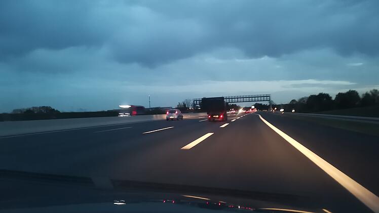 Autobahn nachts, Dunkelheit, D&auml;mmerung, Sperrung, Umleitung, Bauarbeiten, Baustelle