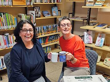 Manuela Mahlmeister und Petra Albert freuen sich über die Spenden.