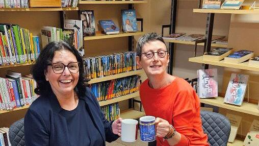 Manuela Mahlmeister und Petra Albert freuen sich über die Spenden.