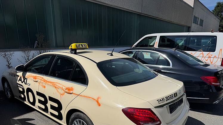Beschmierte Taxis in Hof