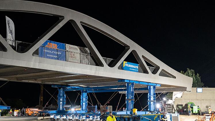 A70 bei Bamberg: Spektakul&auml;re Bilder - neue Br&uuml;cke eingeschoben