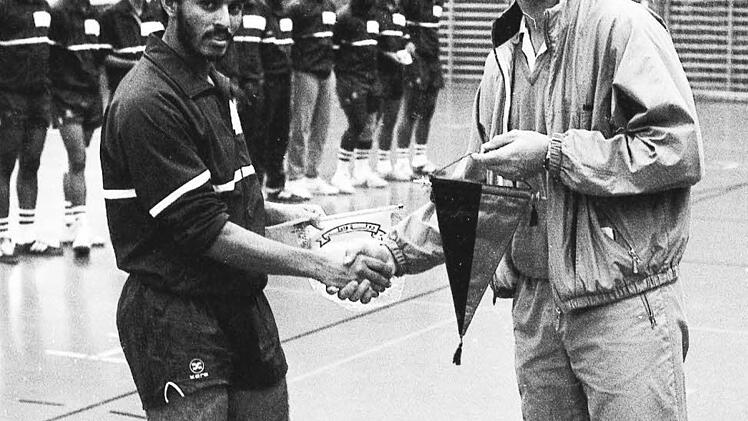 Der Vorsitzende des FC Bad Brückenau, Jürgen Pfister, überreicht dem Spielführer der Junioren-Nationalmannschaft aus Katar ein Erinnerungsgeschenk