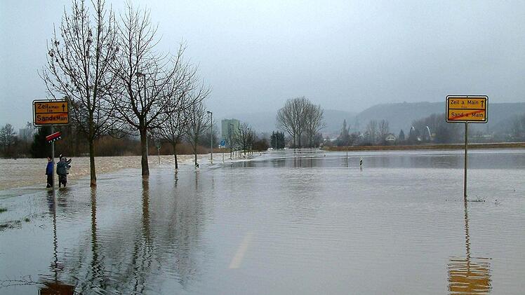 Eine Aufnahme von einem früheren Mainhochwasser von Sand aus im Blick auf Zeil (im Hintergrund rechts die Mainbrücke). Die ganze Straße ist überschwemmt, hier kommt keiner durch.  Foto: Archiv