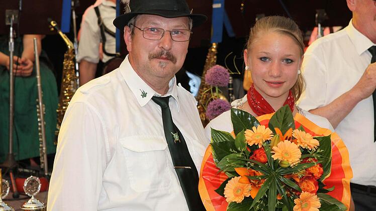 Jugendwart Ludwig Stumpf kürt die neue Jungschützenkönigin Selina Weber. Foto: Michael Wunder