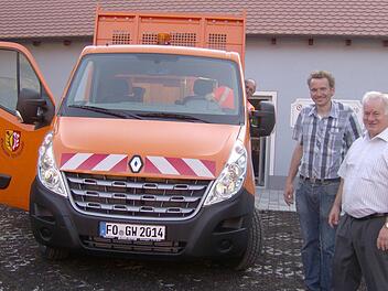 Das neue Fahrzeug sorgt für strahlende Gesichter.  Foto: Malbrich