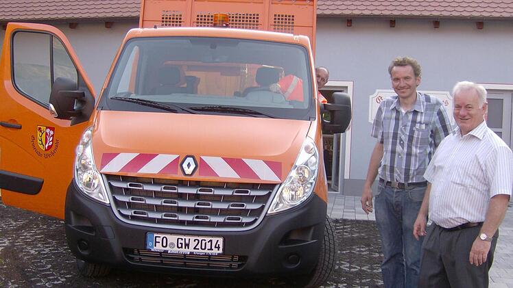 Das neue Fahrzeug sorgt für strahlende Gesichter.  Foto: Malbrich