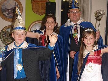 Kinderprinzessin Anja (10, rechts) und Kinderprinz Mathias (11, links) mit den Großen: Prinz Stefan I.und Claudia III. (hinten) Foto: tw