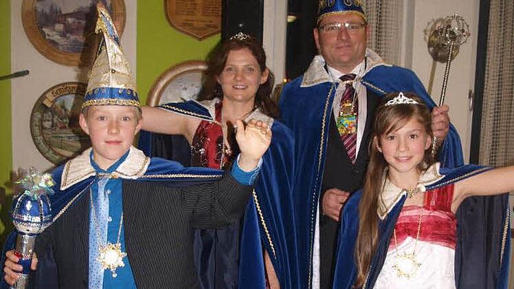 Kinderprinzessin Anja (10, rechts) und Kinderprinz Mathias (11, links) mit den Großen: Prinz Stefan I.und Claudia III. (hinten) Foto: tw