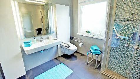 Bei der Badgestaltung an später denken: Mit viel Freiraum rund um Waschtisch, WC und Dusche, mit Haltegriffen und einem rutschhemmenden Bodenbelag wird die Einrichtung allen Generationen gerecht.