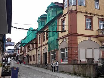 Das äußere Erscheinungsbild der Vorderfront des ehemaligen Hotels "Post" bleibt allein schon aus Denkmalschutzgründen nach der Sanierung erhalten. Ins Untergeschoss zieht großflächiges Gewerbe ein, darüber entstehen mehrere Praxisräume. Foto: Rolf Pralle