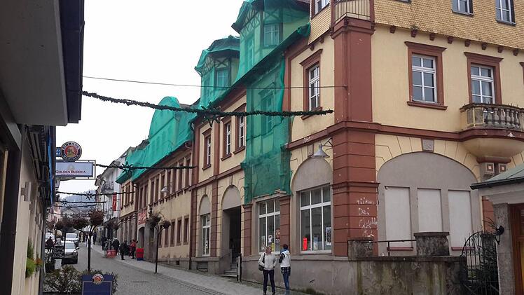 Das äußere Erscheinungsbild der Vorderfront des ehemaligen Hotels "Post" bleibt allein schon aus Denkmalschutzgründen nach der Sanierung erhalten. Ins Untergeschoss zieht großflächiges Gewerbe ein, darüber entstehen mehrere Praxisräume. Foto: Rolf Pralle