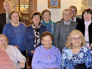 Gruppenbild mit den Jubilaren des VdK Ortsverbands Strullendorf sowie der wiedergewählten Ersten Vorsitzenden Roswitha Warmuth (ganz links im Bild) und ihrem Team Foto: Andrea Spörlein