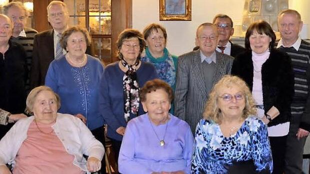 Gruppenbild mit den Jubilaren des VdK Ortsverbands Strullendorf sowie der wiedergewählten Ersten Vorsitzenden Roswitha Warmuth (ganz links im Bild) und ihrem Team Foto: Andrea Spörlein