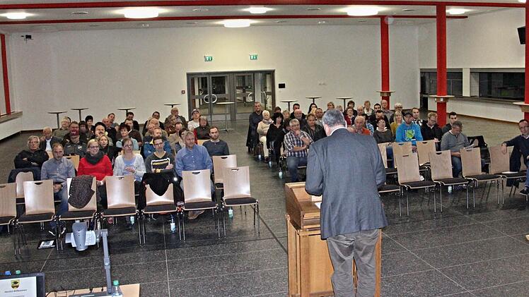 Gut besucht war die Bürgerversammlung in der Frauengrundhalle Ebern für die Stadtteile Heubach, Eichelberg und Reutersbrunn, wo Bürgermeister Jürgen Hennemann (am Pult) Informationen über Windkraft und weitere städtische Themen ansprach. Foto: Helmut Will