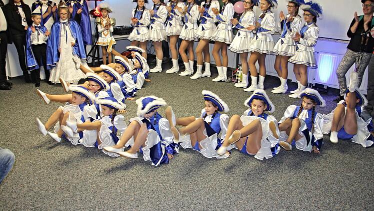 Die Jugendgarde der Concordia beim Tanz. Hinten die Faschingsgarde und links das Prinzen- und Kinderprinzenpaar. Foto: Helmut Will