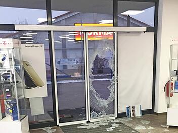 Am Morgen nach dem Einbruchsversuch nahm der Ladenbesitzer dieses Foto auf: Die Täter hinterließen den beschädigten Eingangsbereich, flüchteten ohne Beute. Das Alarmsystem hatte in der Nacht eine Nebelkanone aktiviert, die Einbrecher fanden sich nicht mehr zurecht. Foto: Manni Kremer