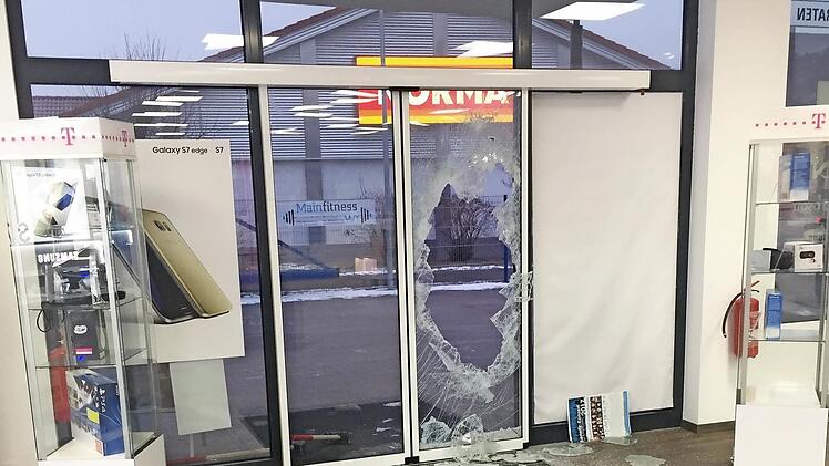 Am Morgen nach dem Einbruchsversuch nahm der Ladenbesitzer dieses Foto auf: Die Täter hinterließen den beschädigten Eingangsbereich, flüchteten ohne Beute. Das Alarmsystem hatte in der Nacht eine Nebelkanone aktiviert, die Einbrecher fanden sich nicht mehr zurecht. Foto: Manni Kremer